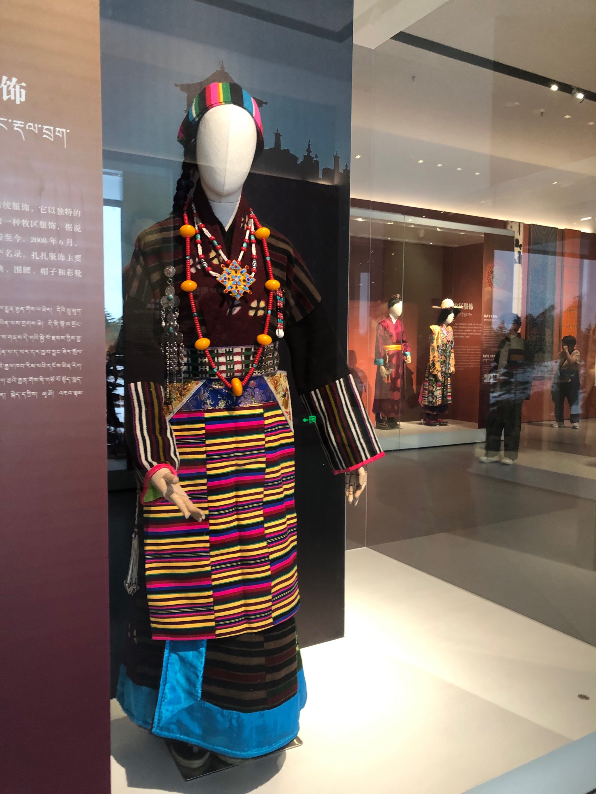 西藏的民族服飾